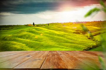 Biurko wolnego miejsca na dekoracje i wiosenny krajobraz Toskanii