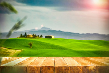 Biurko wolnego miejsca na dekoracje i wiosenny krajobraz Toskanii
