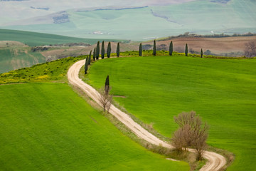 Biurko wolnego miejsca na dekoracje i wiosenny krajobraz Toskanii