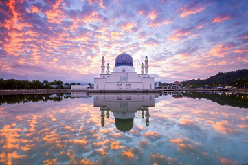 Odbicie na meczecie podczas pięknego wschodu słońca