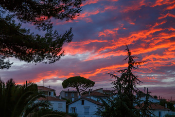 Zadziwiający kolorowy zmierzch w Antibes, Francja, Cote d'Azur.