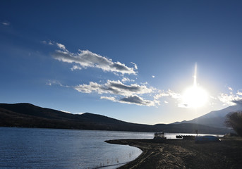 Wschód słońca nad jeziorem Yamanaka