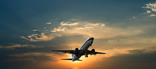 Samolot na niebie o wschodzie słońca