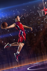 Gracz koszykówki w skoku. wokół Areny z niebieskim światłem