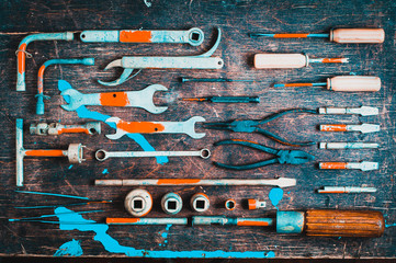 Set starzy narzędzia dla fachowego mechanika nad starym drewnianym tłem