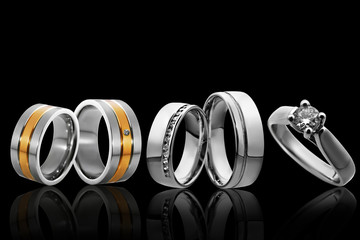 obrączka i pierścionek zaręczynowy ze złota i kamieni szlachetnych z diamentowym rubinem i szafirem