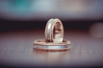 Obrączki na ciemnym stole, zbliżenie