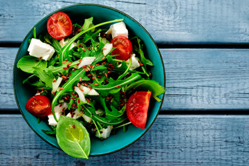 sałatka z góry na niebieskie deski drewniane