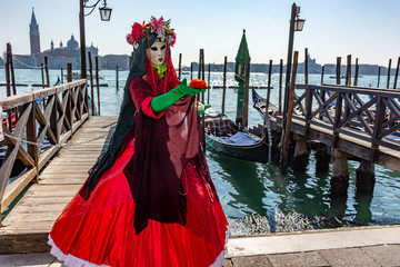 Włochy, Wenecja, karnawał, 2019, zamaskowani ludzie wędrują po mieście, pozując dla fotografów i turystów, z pięknymi ubraniami.