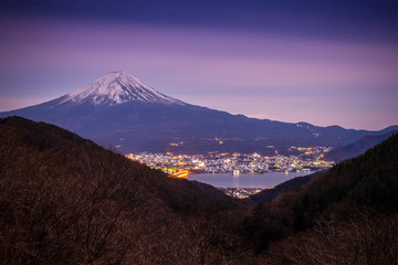 Mt.fuji i światło z miasta Kawaguchiko przed wschodem słońca