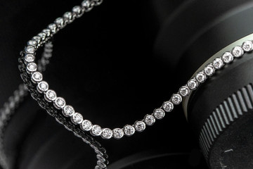 Naszyjnik diamentów strzał z obiektywem na czarnym tle refleksji