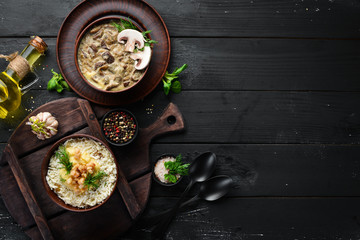 Kuchnia ukraińska. Banosh z boczkiem i grzybami. Widok z góry. Wolne miejsce na Twój tekst. Styl rustykalny.