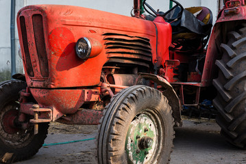 Klasyczny zardzewiały ciągnik, stary czerwony ciągnik, zardzewiały ciągnik