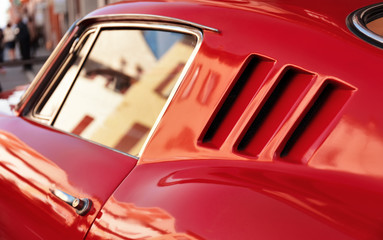 stary samochód czerwony