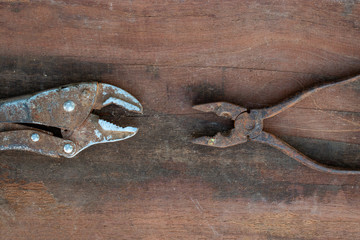 stare narzędzia na drewnianym tle