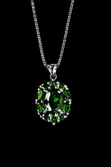 Szmaragdowy wisiorek na białym tle