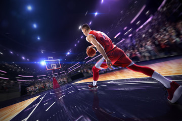 Koszykarz zrobić strzał blok w skoku. wokół Areny z niebieskim światłem