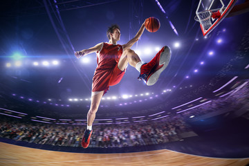 Gracz koszykówki w skoku. wokół Areny z niebieskim światłem