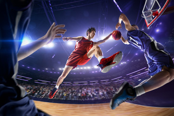 Koszykarz zrobić strzał blok w skoku. wokół Areny z niebieskim światłem
