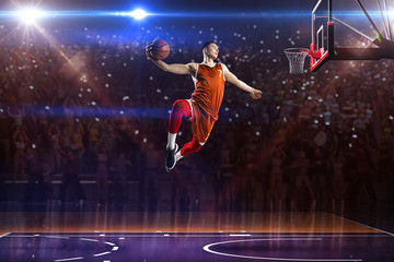 Gracz koszykówki w skoku. wokół Areny z niebieskim światłem