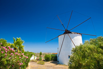 Typowy wiatrak na wyspie Kos, Grecja, Europa