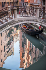 Wąskie i malownicze kanały Wenecji