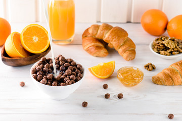 płatki czekoladowe z mlekiem na śniadanie, koncepcja śniadanie