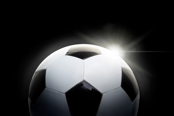 Piłka nożna na czarnym tle