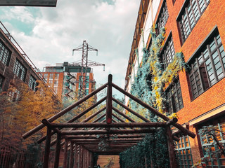 Eko-styl w centrum Tbilisi. Nowoczesny dziedziniec w hotelu Stamba z pięknymi widokami, aleja o drewnianej konstrukcji.