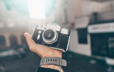 Męskie dłonie z bliska kamery