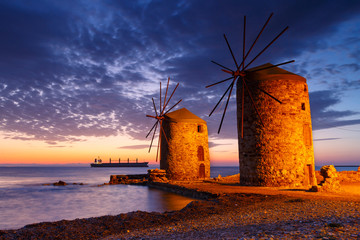 Wschód słońca obraz ikonicznych wiatraków w mieście Chios.