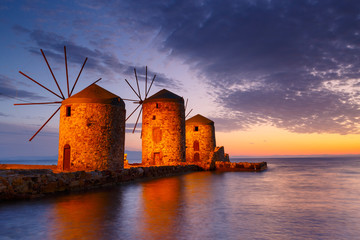 Wschód słońca obraz ikonicznych wiatraków w mieście Chios.