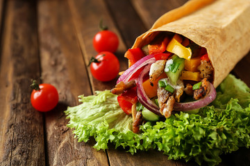 Smaczny kebab doner na drewnianym stole