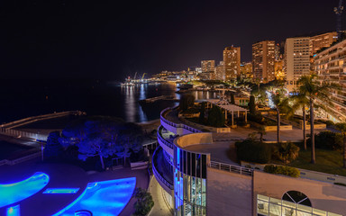 Nocny widok na wybrzeże miasta Monte Carlo, Księstwo Monako, Europa