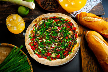 Pieczona pizza w piecu na drewno