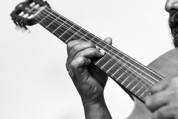 Mężczyźni grający na gitarze