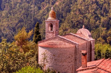 Mały kościół w Prowansji.