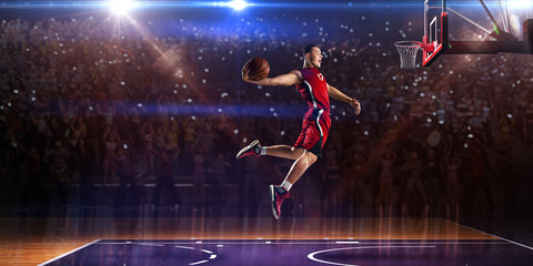 Gracz koszykówki w skoku. wokół Areny z niebieskim światłem