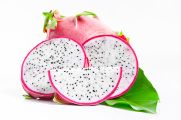 Owoc smoka z zielonym liściem.