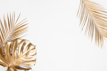 Złote tropikalne liście na białym tle