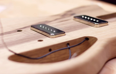 Elementy elektryczne są instalowane w drewnianej skrzynce