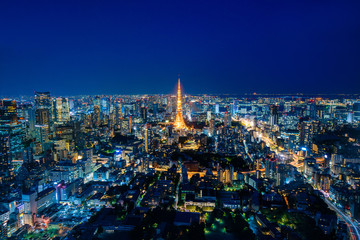 Tokyo tower nighttime, szeroki kąt widzenia, Japonia.