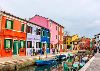 Włochy, Wenecja, Burano, widok i detale architektoniczne typowych kolorowych domów.