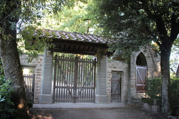 Brama Toskania drewniane drzwi dachowe Włochy