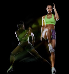 jedna kobieta mieszanej rasy ćwiczeń fitness wyizolowanych na czarnym tle z efektem lightpainting wielu ekspozycji