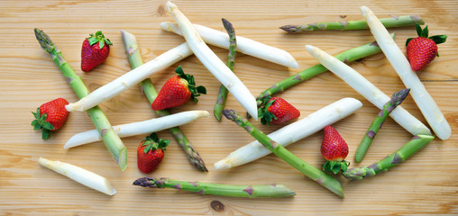 nowoczesny skład zielonych i białych szparagów z truskawkami na drewnie, baner, nagłówek, nagłówek, panorama