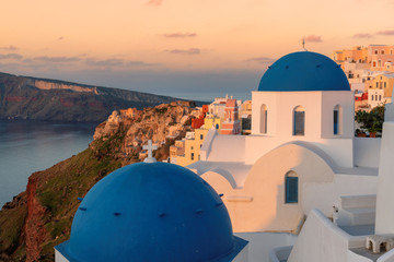 Piękny wschód słońca widok Oia wioska na Santorini wyspie, Grecja.