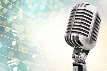 Mikrofon w stylu retro na tle