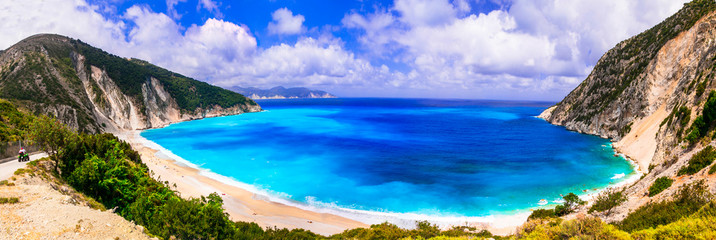 Jedna z najpiękniejszych plaż Grecji - zatoka Myrtos na wyspie Kefalonia