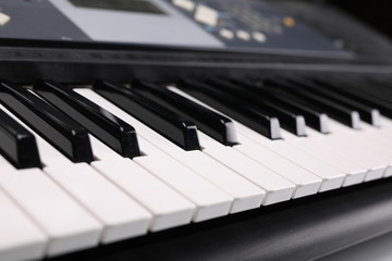 Fortepianowy instrument klawiszowy, skład na białym tle.